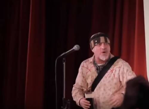 Ha un infarto in scena, il pubblico crede sia un gag e viene lasciato morire sul palco