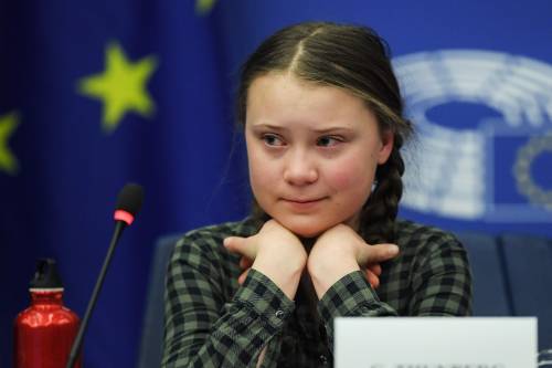 Greta Thunberg all'Europarlamento: "Notre Dame sarà rifatta ma casa nostra crolla"