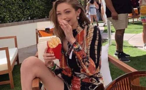Gigi Hadid posta foto con patatine, e il web la critica: "Non è vero che mangi McDonald's"