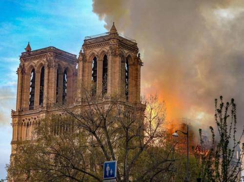 Notre-Dame, gli operai fumavano nel cantiere