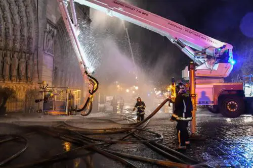 "Disastro accidentale", già sentiti 15 operai. Si indaga sulla scintilla fatale per Notre-Dame