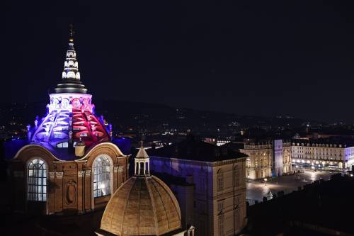 La Cappella del Guarini di Torno illuminata con il tricolore francese