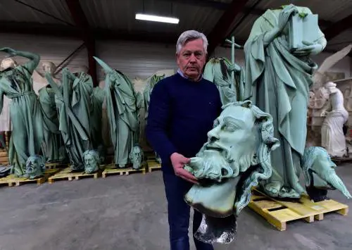 Vetrate, sculture e reliquie: ecco cosa è scampato al fuoco