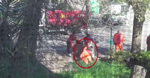 Roma, gettavano oli esausti in un tombino: la Raggi posta il video