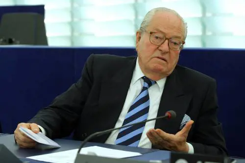 L'addio di Le Pen al Parlamento Ue: "I nostri posteri vi malediranno"