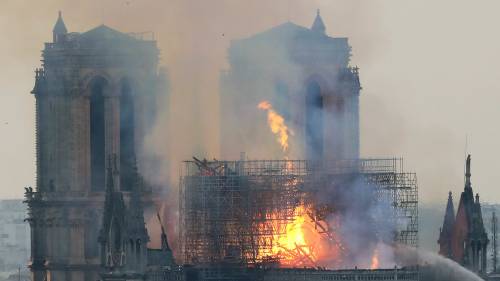 Notre-Dame divide gli islamici: "Alla Chiesa servivano più soldi"