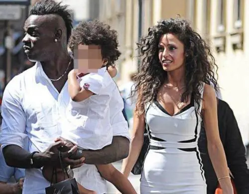 Elodie? Balotelli ha occhi solo per la figlia: il botta-e-risposta di Mario con Raffaella Fico