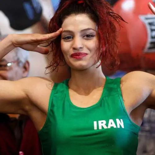 L'Iran non perdona Sadaf . La sua prima pugile vincente