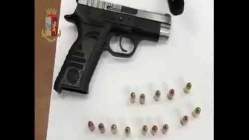 Portici, nascondeva armi e proiettili dietro l'armadio: arrestato pregiudicato