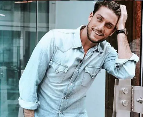 Incidente hot per Andrea Dal Corso: lo specchio mostra il lato B