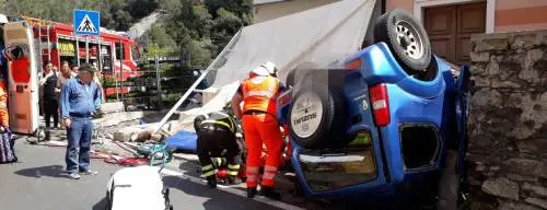 Con l'auto nel dehor del negozio travolge padre e figlio