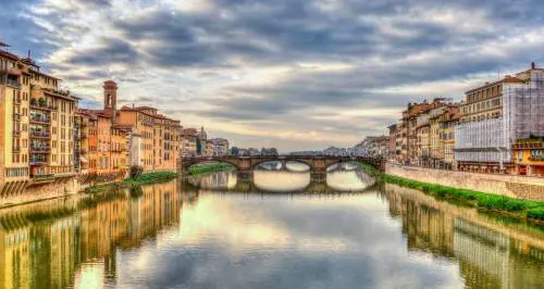 Firenze, minacciato e offeso dopo aver difeso ragazzo straniero