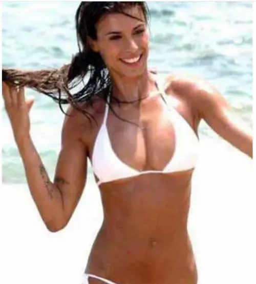 Elisabetta Canalis hot: il costume è troppo stretto