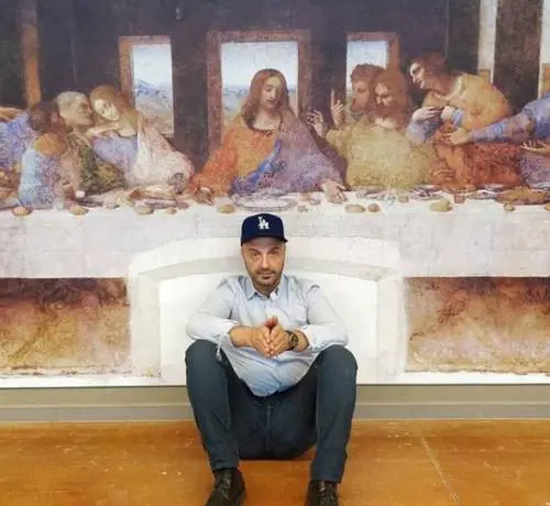Joe Bastianich scatena l’ira del web per la foto al Cenacolo