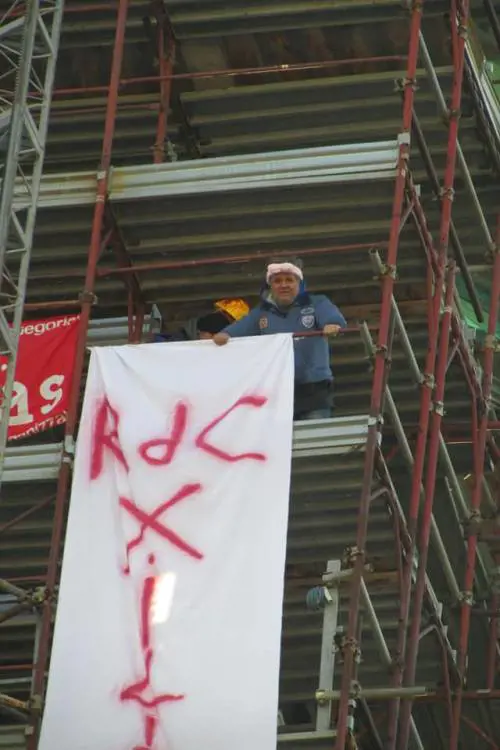 Napoli, licenziati Fca protestano sul campanile del Carmine