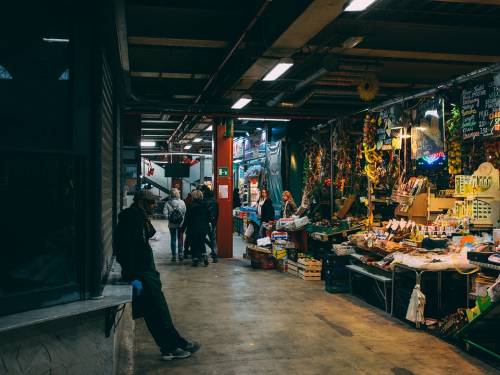 Roma, ghanese semina il panico nel mercato dell'usato a Roma