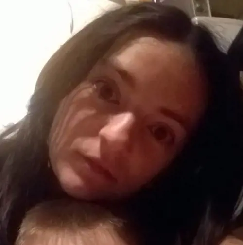 Mamma di 29 anni beve whisky e cola con il marito e muore