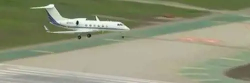 Mosca. Aereo in fiamme, passeggeri denunciati per aver aperto l'uscita di sicurezza