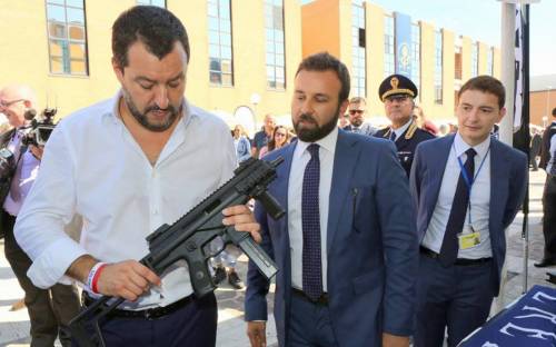 Foto col mitra, Salvini spegne la sinistra: "Quelli polemizzano pure sui peluche"