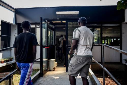 Non vuole lasciare il centro migranti: nigeriano pesta operatori della coop