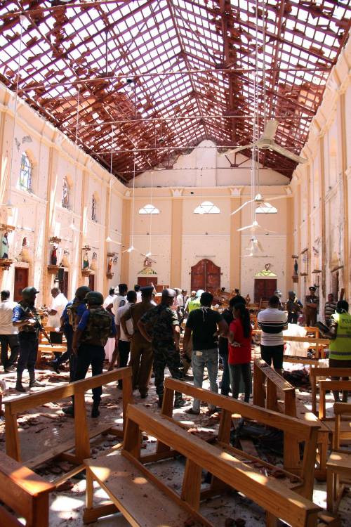 "C'era una distesa di cadaveri". In Sri Lanka attacchi di matrice religiosa