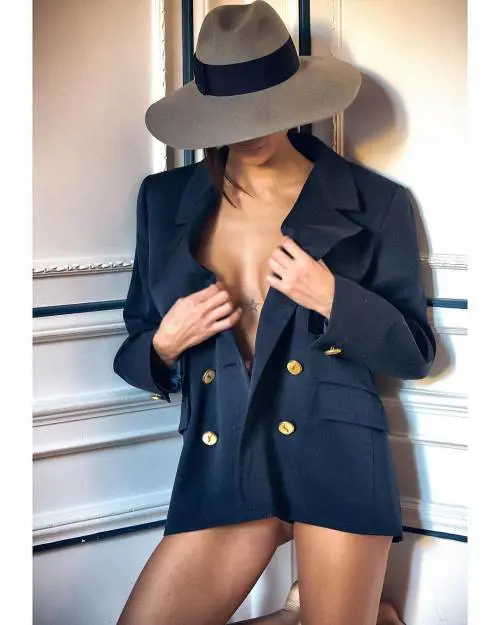 Cristina Buccino è hot, sotto la giacca niente
