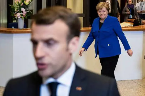 Macron tenta il rilancio: "Tagli drastici alle tasse". Ma Le Pen lo sorpassa