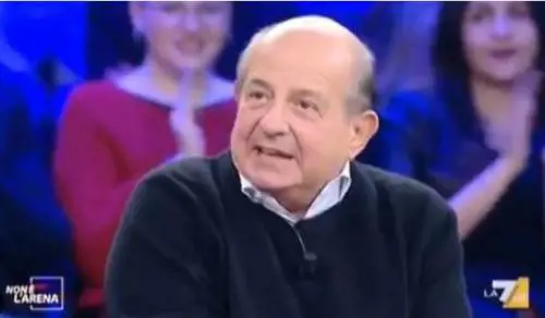 "Io non rispondo alle bestie...". Imbarazzo per Magalli in tv