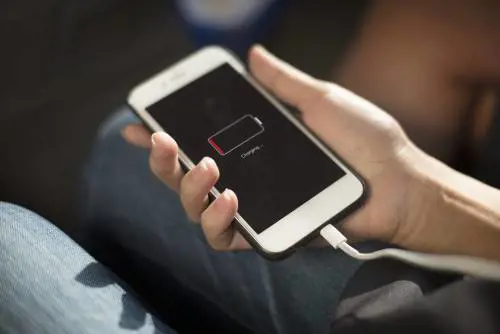 Torino, le chiede il telefono ma lei rifiuta: donna pestata da romeno