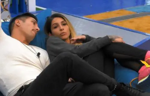 Grande Fratello, la gieffina innamorata dell'ex della Del Santo: "Vuole dormire con me"