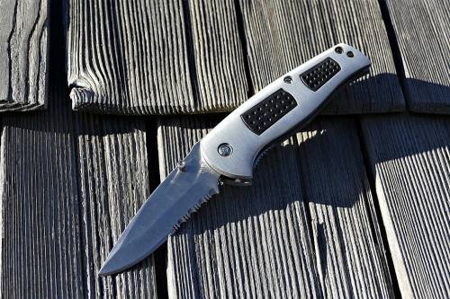 Picchiata e minacciata con un coltello, 73enne rapinata in casa