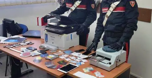 Scoperta la centrale delle carte di credito false