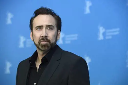 Nicolas Cage porta la nuova fidanzata sulla sua tomba