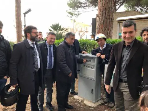 Se Orlando inaugura l'illuminazione di una piazza a Palermo 