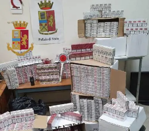 Dietro la lavatrice il deposito di sigarette di contrabbando