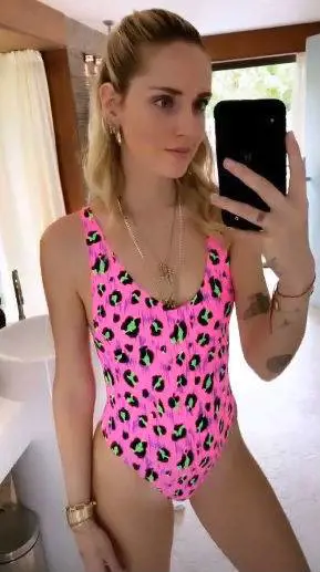 Chiara Ferragni sexy in costume maculato 