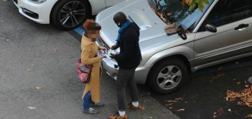 Siena, venditore ambulante straniero minaccia coppia: “Razzisti”