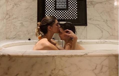 Belen Rodriguez e Santiago nudi nella vasca, scoppia la polemica