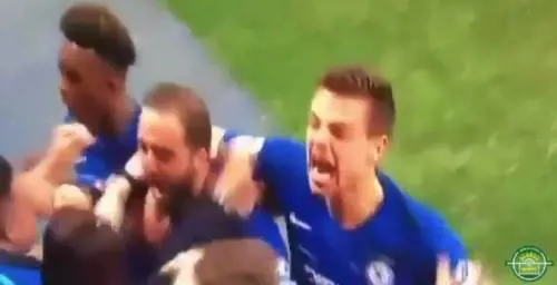 Higuain torna al gol ed esulta tra i seni di una tifosa