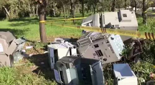 Decine di fotocopiatrici abbandonate in un parco, così Raggi ha scoperto gli "zozzoni"