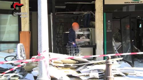 Assaltano i bancomat per un bottino di 91mila euro: arrestata la banda