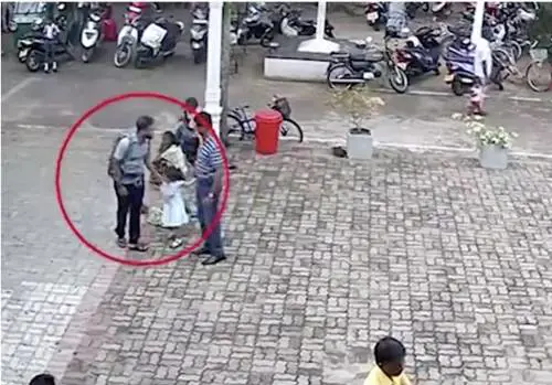 Sri-Lanka, l'attentatore accarezza una bimba prima di farsi esplodere