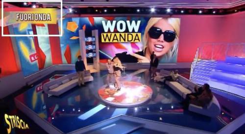 Striscia la Notizia mostra il fuorionda: la drammatica caduta di Wanda Nara a Tiki Taka