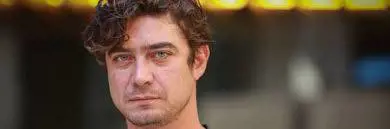 Riccardo Scamarcio a lezione di milanese da Giovanni