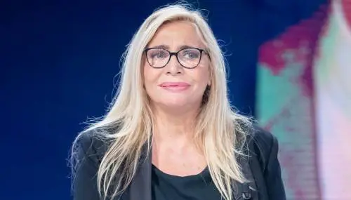 Mara Venier difende Ultimo. Ma scoppia la bufera: "Un bambino indisponente"