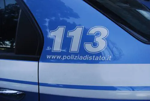 Alla guida senza patente, fratelli aggrediscono agenti