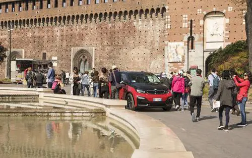 Da via Dante al Castello. Per le auto elettriche l'isola pedonale non c'è