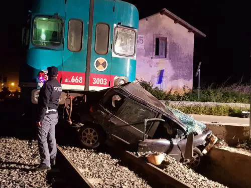 Treno in corsa travolge auto bloccata sui binari. Muore anziana, il marito ferito è indagato per omicidio colposo 