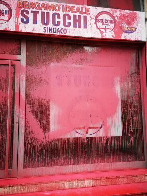 Raid a Bergamo contro la Lega. La scritta choc: "Salvini muori"