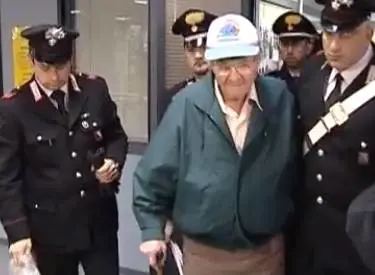 Fiori sulla tomba del boia nazista, l'Anpi: "Seppellitelo senza nome"
